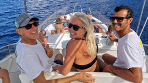 Lampedusa, la pequeña isla de los refugiados, ha desplazado a Formentera en la preferencia de los italianos que buscan autenticidad en sus vacaciones.  La plataforma rocosa del extremo sur de Italia está doblemente saturada.Turistas italianos y migrantes africanos confluyen en LampedusaXavier Gual - Parma