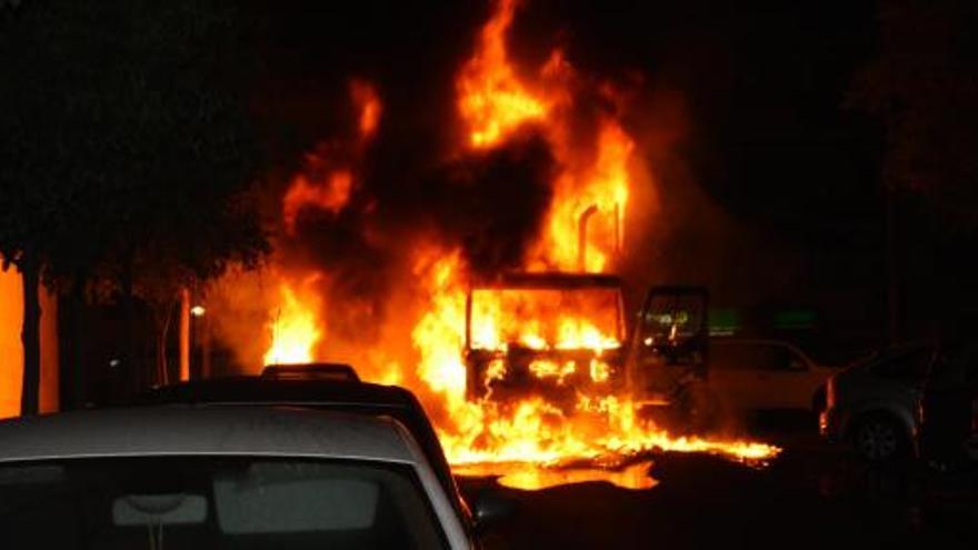 Un camión de basura arde en la playa de San Juan