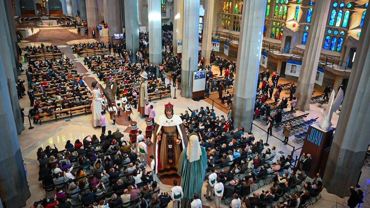 L’estrena de l’estrella de la Sagrada Família arrenca amb castells, gegants i l’Àliga