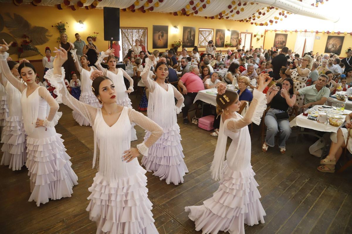 Grupos de amigos, familias y flamenca convierten las calles del recinto en una jornada animada a espera de una noche multitudinaria Grupos de amigos, familias y flamenca convierten las calles del recinto en una jornada animada a espera de una noche multitudinaria