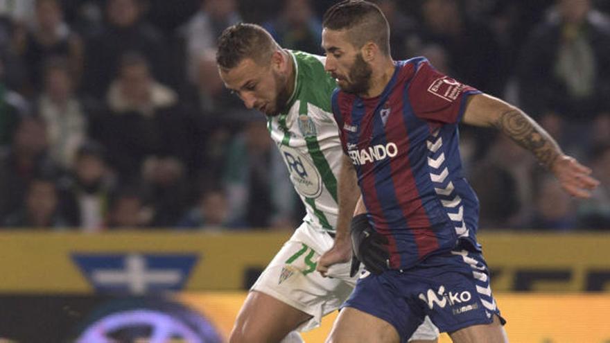 Lillo, en su etapa en el Eibar en una acción con Ghilas, del Córdoba.