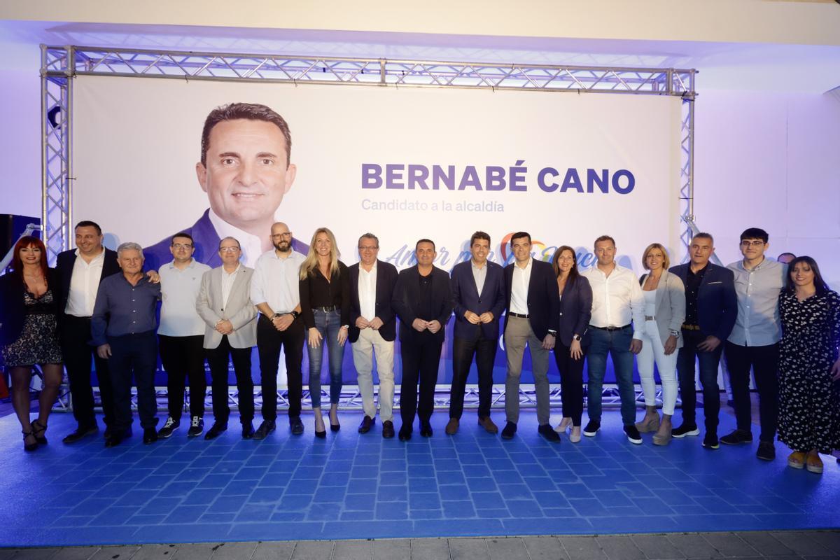 Bernabé Cano, Carlos Mazón y Toni Pérez junto a concejales de La Nucia.