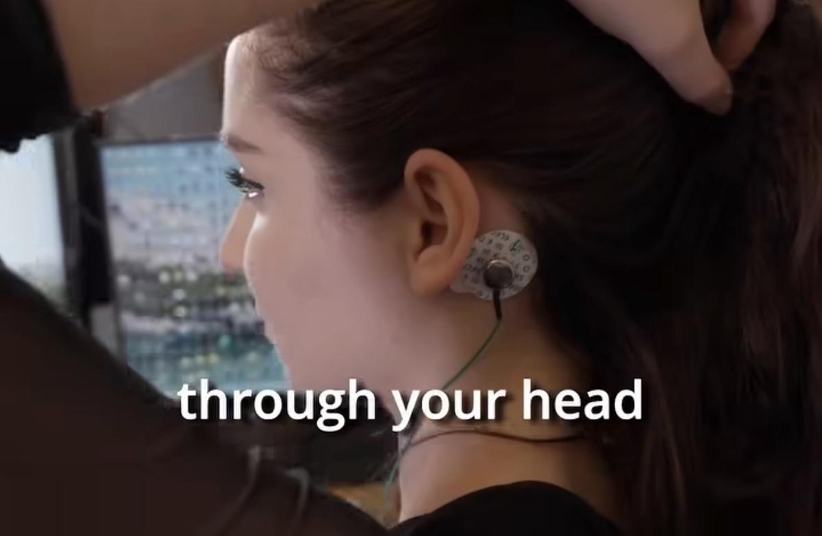 Perri Karyal colocandose el dispositivo de estimulación galvánica vestibular