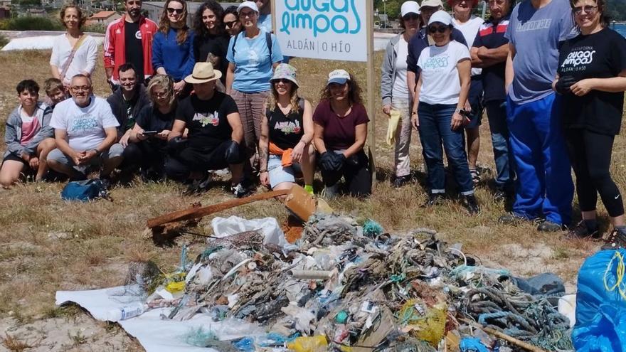 Los colectivos se vuelcan en la limpieza de playas para preservar la riqueza ambiental de la comarca de O Morrazo