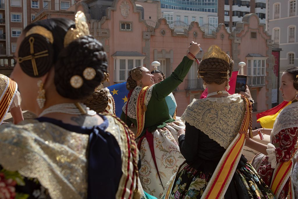 El pregón desde el balcón del Palacio Consistorial y la mascletá en el parque de la Cuesta del Batel, en imágenes