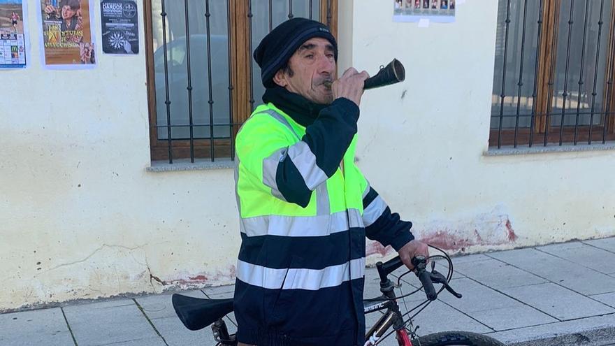 Un pueblo de Zamora rescata la figura del pregonero por sus calles: &quot;Se hace saber...&quot;