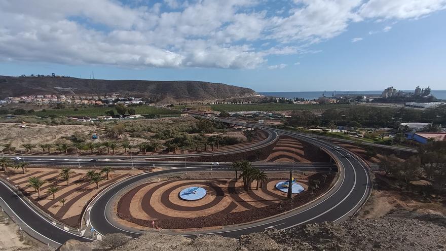 La entrada a Arguineguín suma atractivo con la intervención en jardines y el nuevo alumbrado