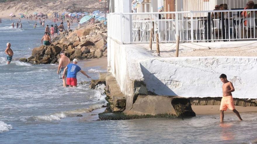 Los vecinos del litoral de Elche, hartos de vivir con el mar en la puerta