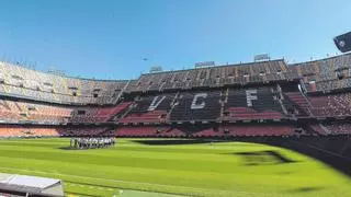 Mestalla se manifiesta sobre el césped ante el Rayo y en la grada contra Meriton