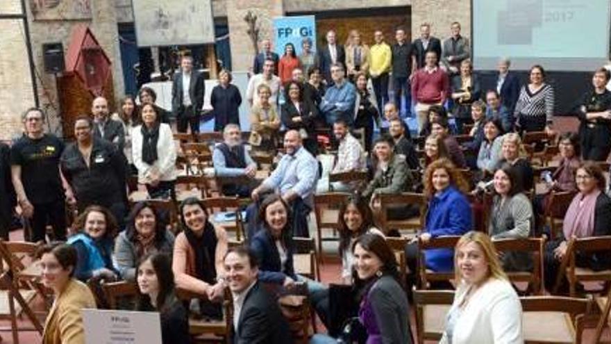 Foto de família després de la proclamació del premi, al Teatre-Museu Dalí de Figueres.