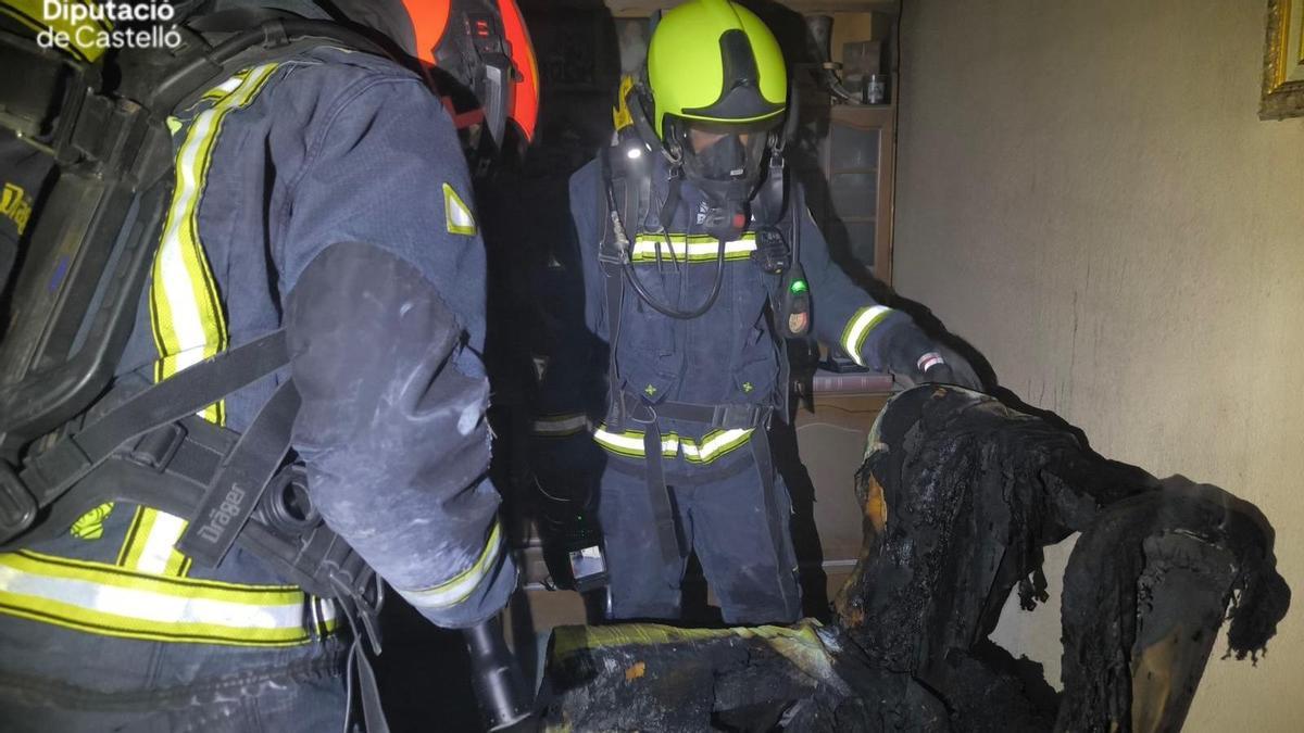 El fuego ha afectado a un sofá de la vivienda