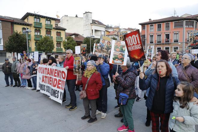 Concentración de los vecinos de Barredos en Laviana