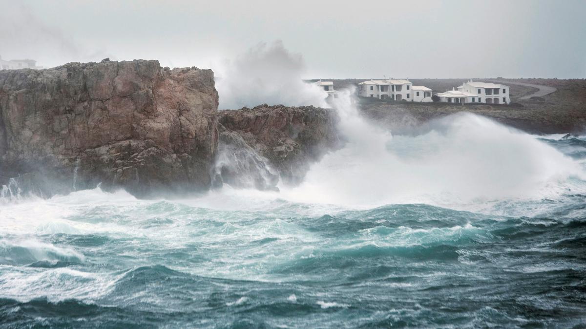 Alerta naranja por fenómenos costeros y viento en Baleares