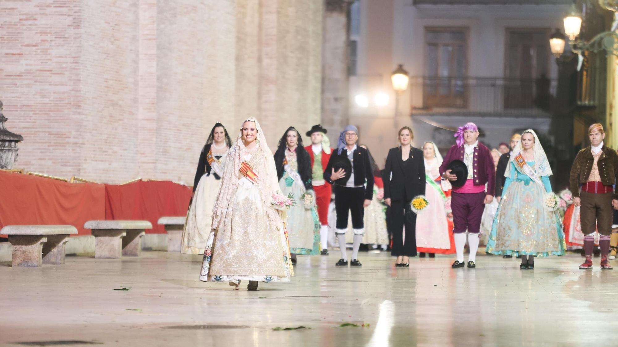 La fallera mayor de Valencia, María Estela Arlandis, ofrenda a la Virgen