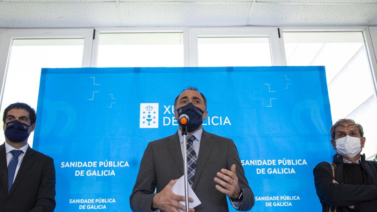 El conselleiro de Sanidade, Julio García Comesaña, durante la rueda de prensa en el hospital de Verín. //BRAIS LORENZO