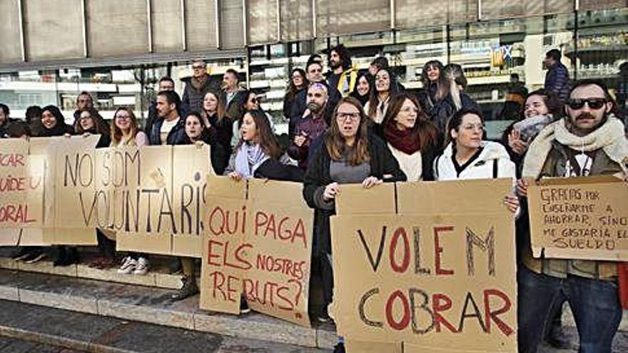 Treballadors protestant divendres passat davant la Generalitat.