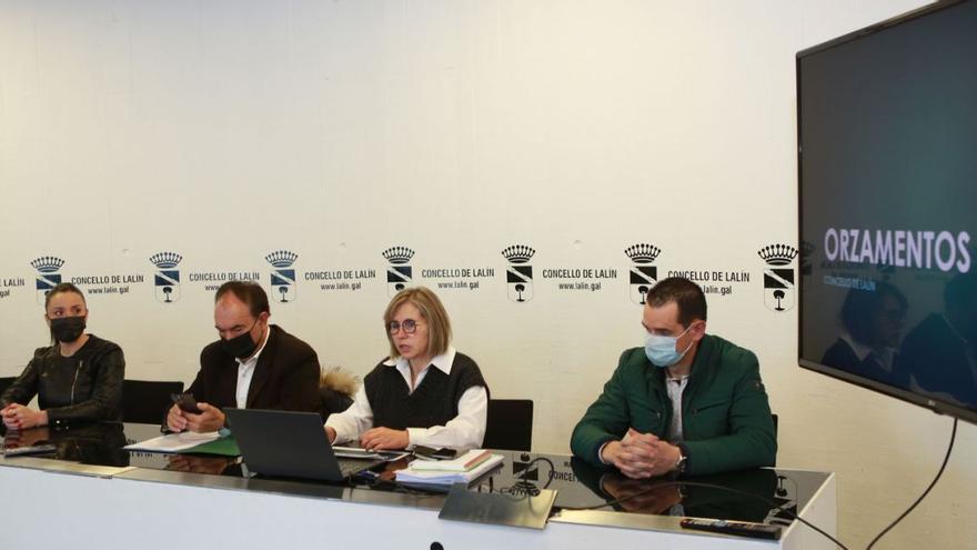 Eva Montoto, Begoña Blanco, 
José Crespo, Paz Pérez y José 
Cuñarro presentaron el proyecto 
económico para 2022, ayer, en la 
sala de prensa del consistorio.   | // BERNABÉ/ANA AGRA