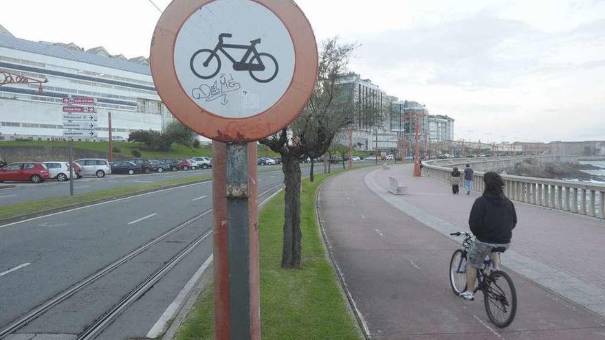 Carril bici en un tramo del paseo marítimo de A Coruña.
