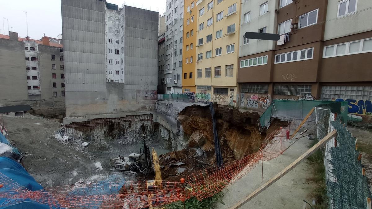 Derrumbe en una obra en la calle Rey Abdullah de A Coruña.