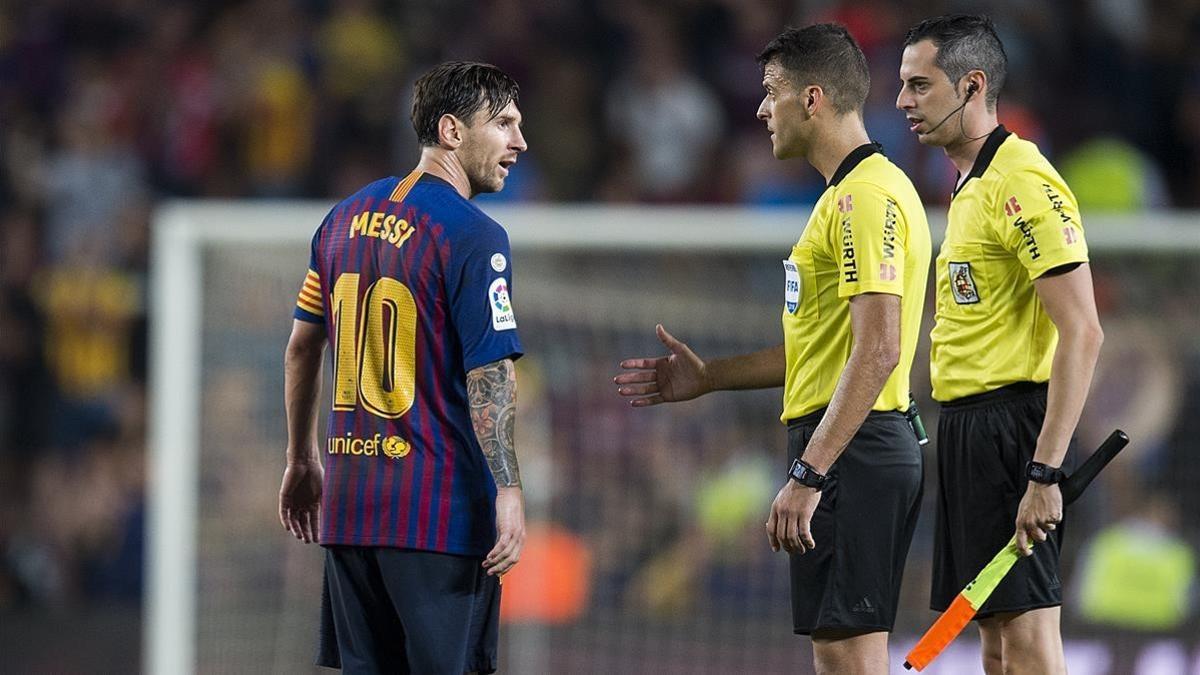 Messi niega el saludo a Gil Manzano al final del Barça-Girona en el Camp Nou.