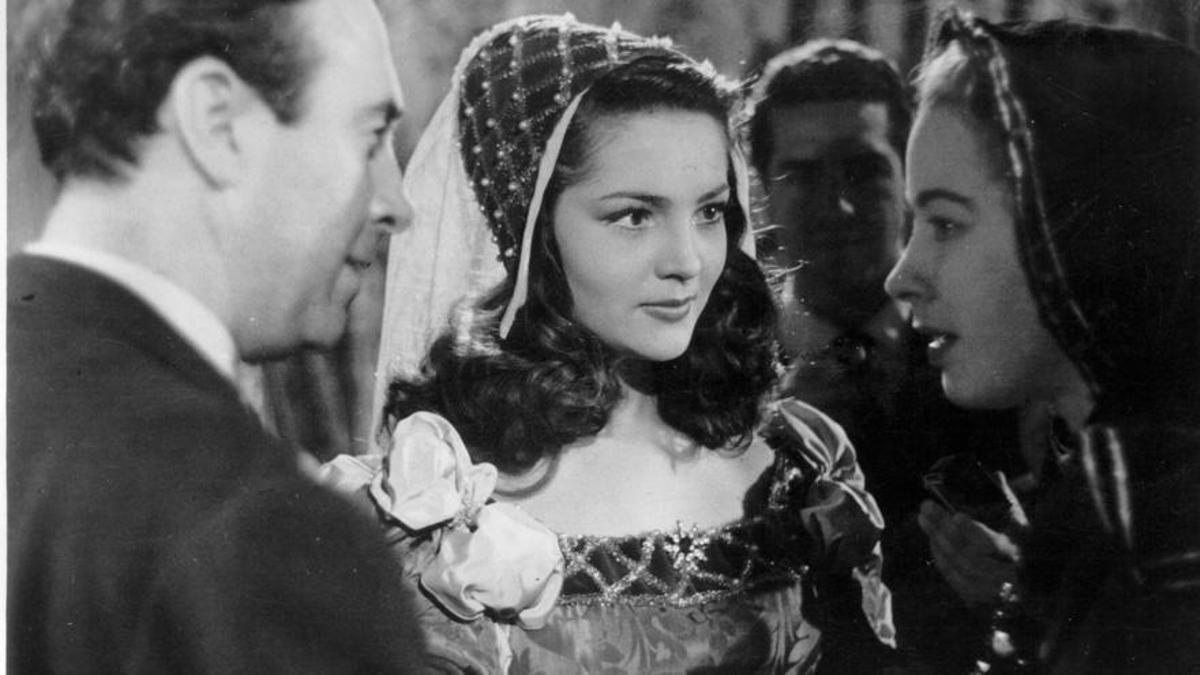 Juan de Orduña (izda.) dirige a Sara Montiel (centro) y Aurora Bautista en 'Locura de amor' (1948).