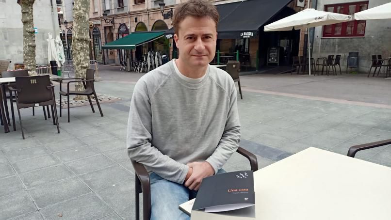Xurde Álvarez, con su libro.