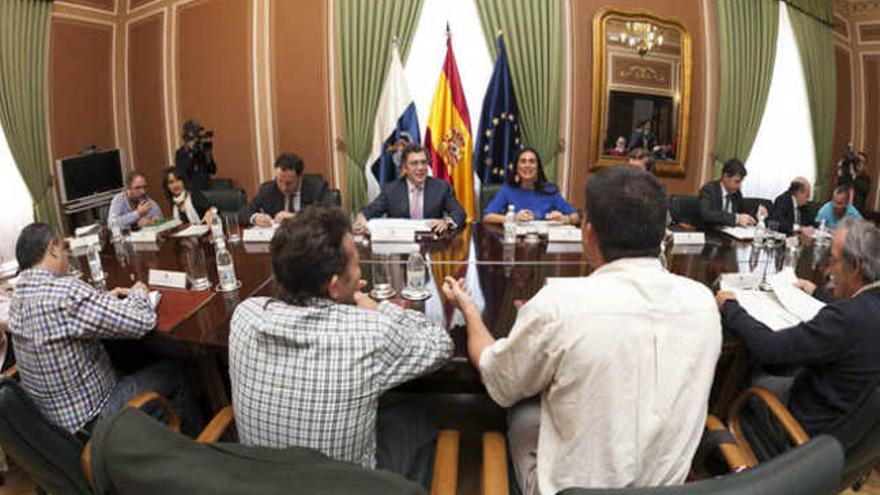 Los representantes del sector pesquero canario durante la reunión de ayer con el secretario general de Pesca, Carlos Domínguez, en Gran Canaria. | efe