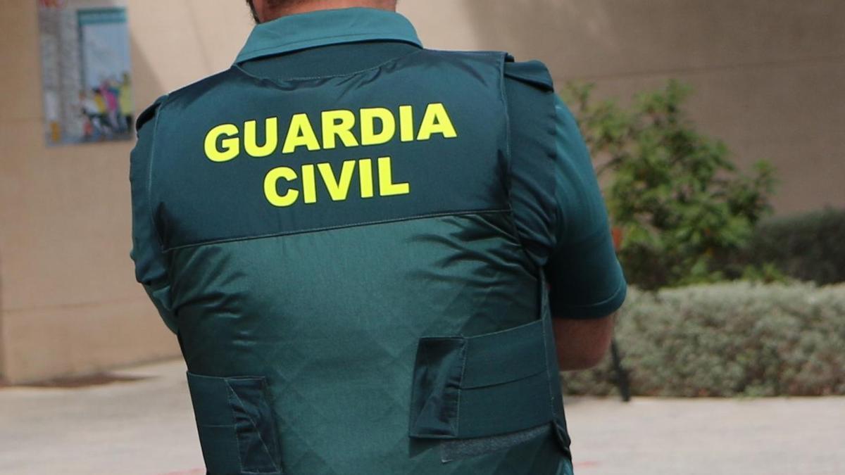 Archivo - Dos agentes de la Guardia Civil en una imagen de archivo