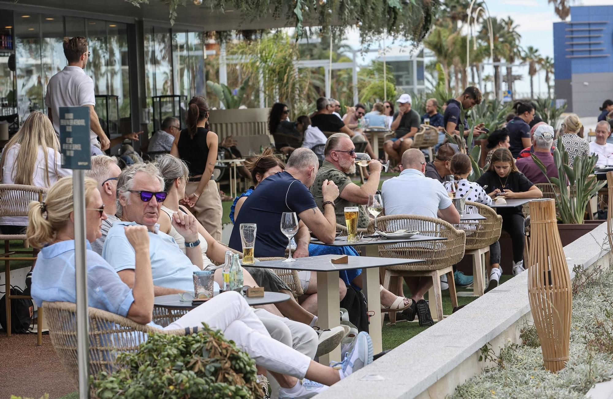 Turistas llenan las playas a causa de las altas temperaturas