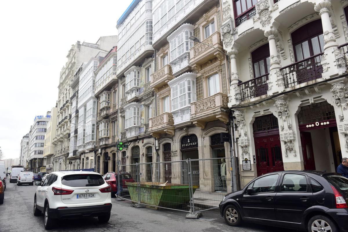 Calle de la plaza de Lugo con la conocida como Casa de los Cisnes, junto a la Casa Arambillet y otras viviendas de finales del siglo XIX