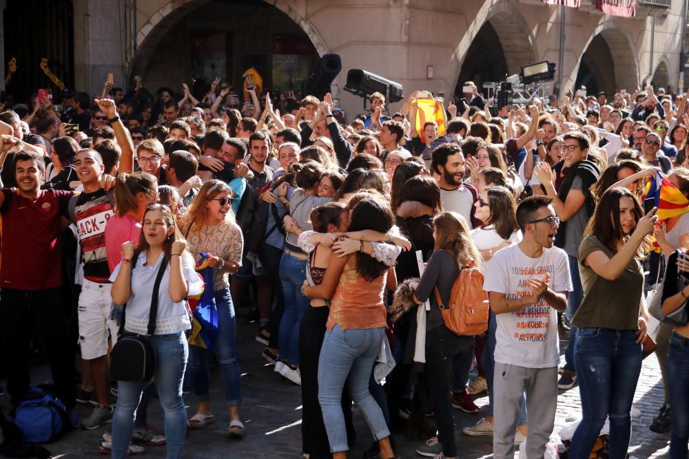 Centenars de persones celebren la proclamació de la República Catalana a la plaça del Vi