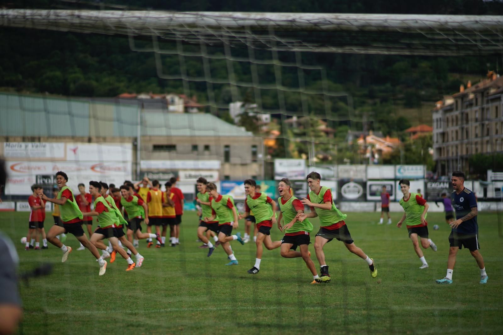 La cantera del fútbol profesional entrena en Villaviciosa: así es el campus de Marcelino García Toral