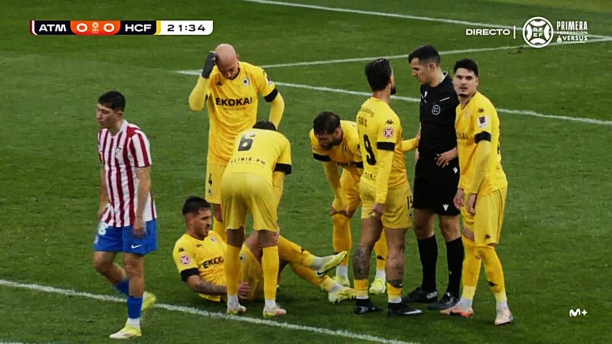 Los jugadores del Hércules se interesan por el estado de Sotillos, en el suelo tras lesionarse la rodilla.