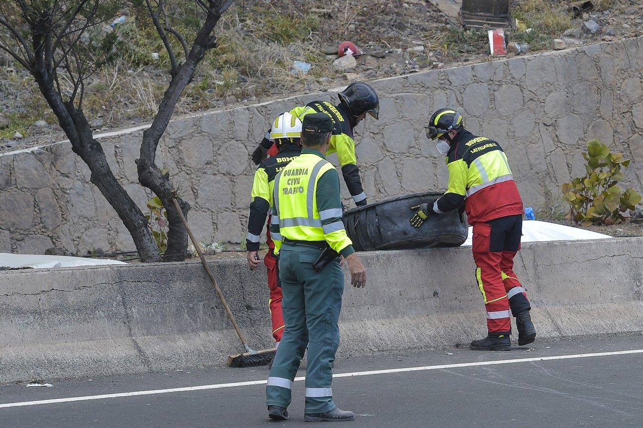 Accidente de un camión en una ladera cerca de La Laja