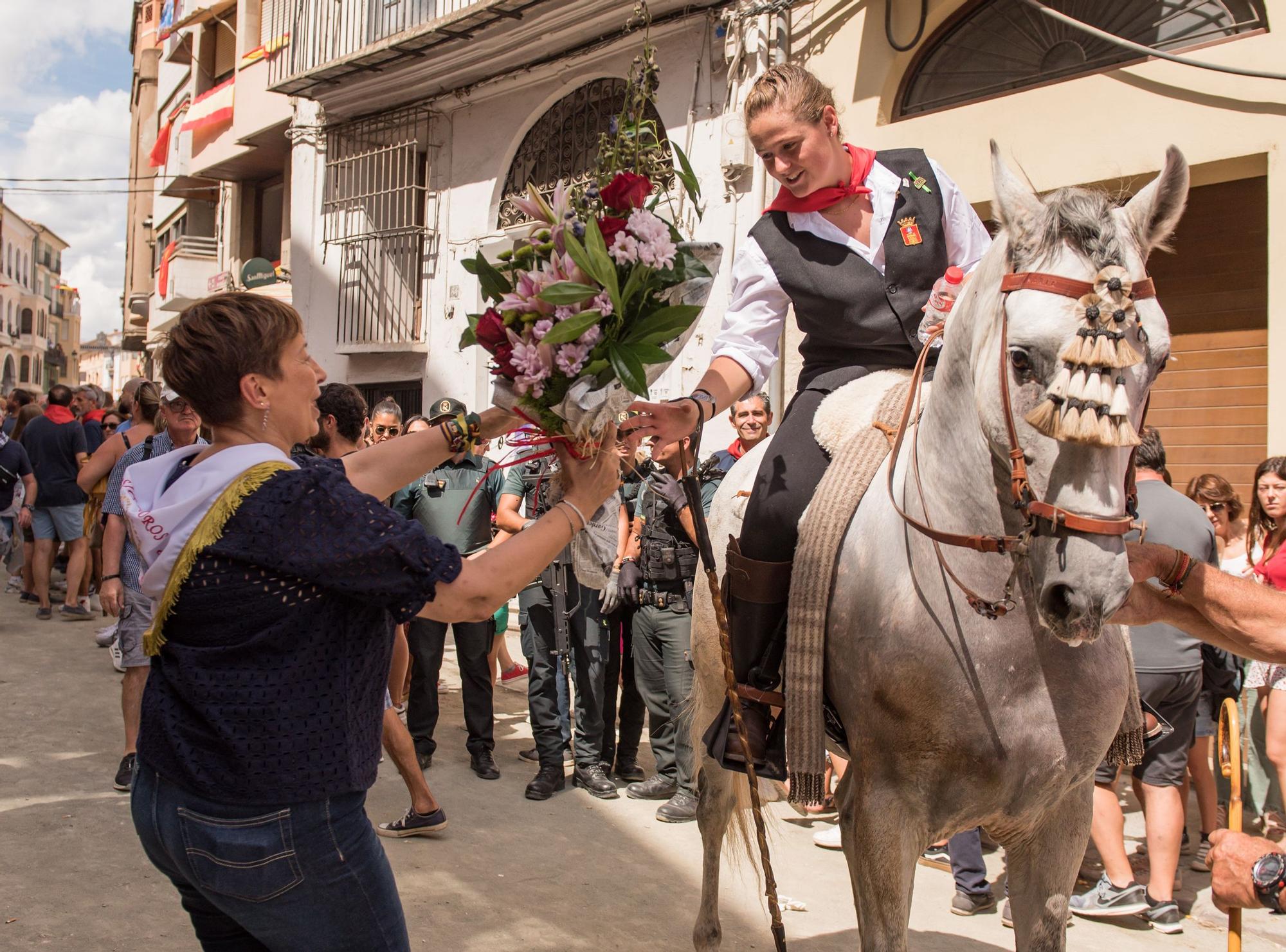 La alcaldesa, Mª Carmen Climent, entrega un ramo de flores a la amazona María Zarzoso por su debut este año.