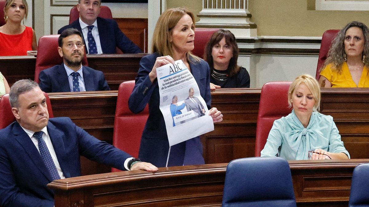 Luz Reverón muestra la foto de Ángel Víctor Torres en la firma de la financiación catalana.