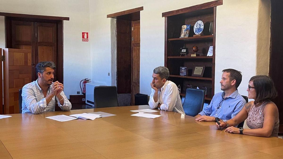 Luis Yeray Gutiérrez (i) durante el encuentro con directivos del Colegio de Ingenieros de Caminos.