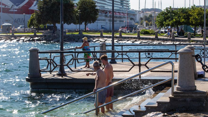 Bañistas arrinconados en la Dársena con las mareas más altas del verano en A Coruña
