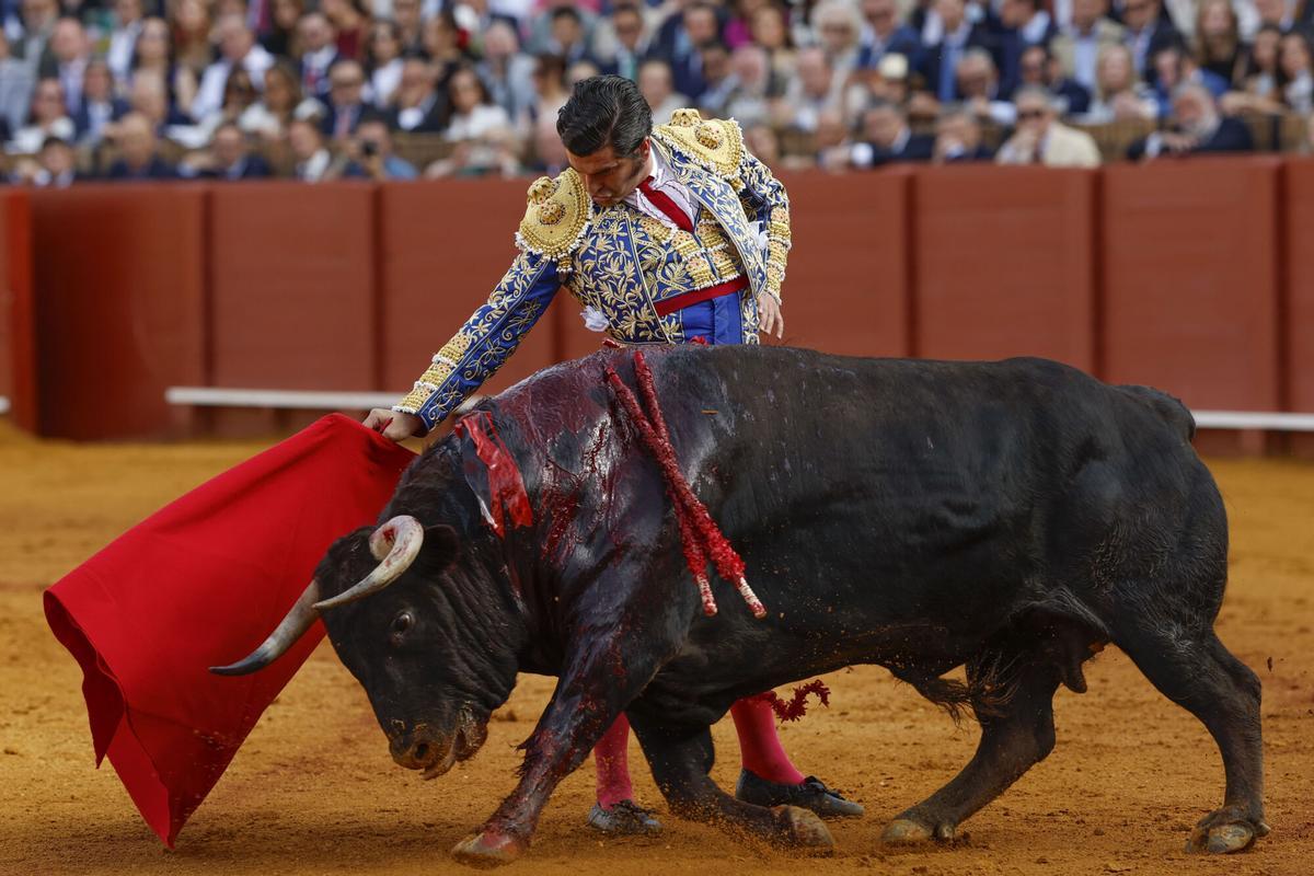 El diestro Morante de la Puebla da un pase durante la novena corrida de la Feria.
