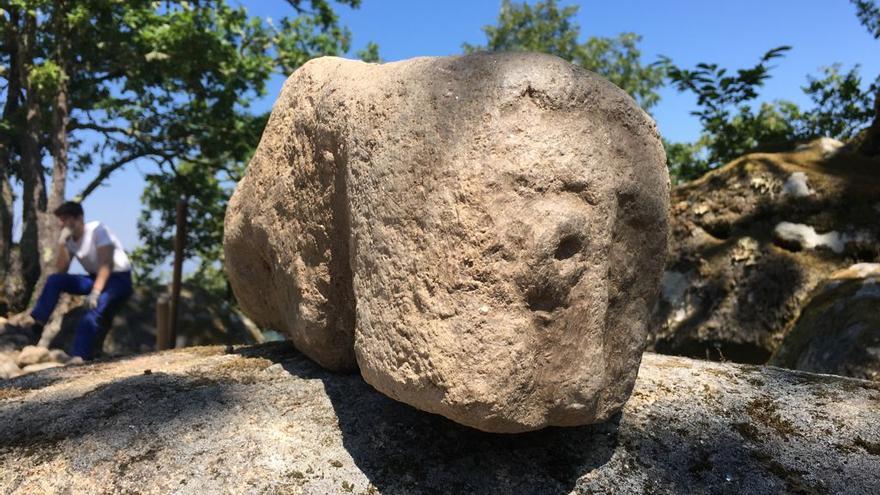 La excavación en la Cibdá de Armea descubre una cabeza antropomorfa de piedra del siglo I