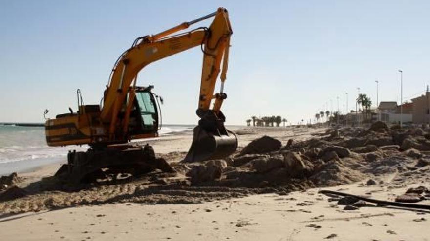 Almassora realiza nuevas acciones de saneamiento en la playa del Pla de la Torre