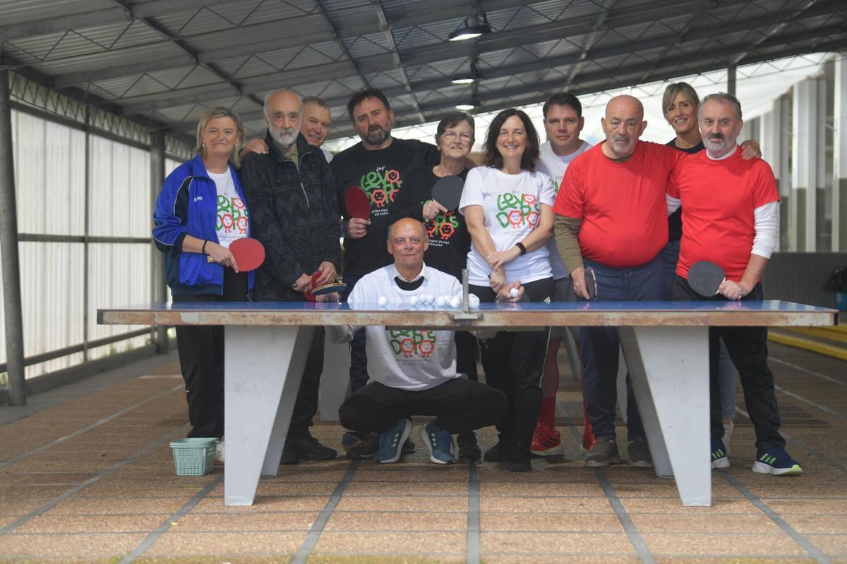 Usuarios de Párkinson Galicia A Coruña, durante una de las sesiones de tenis de mesa organizadas por la asociación en el Sporting Club Casino de A Zapateira.