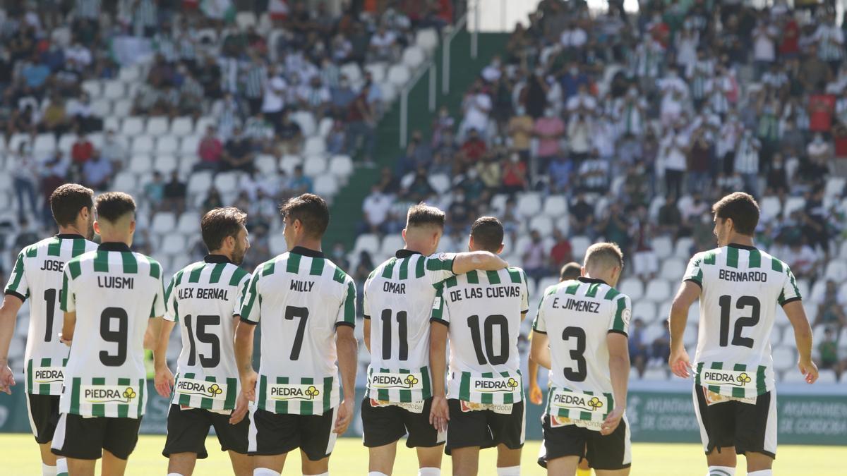 Los jugadores del Córdoba CF celebran uno de los goles a la UD San Fernando que les meten en la historia del club de El Arcángel.