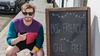 Perros sí, niños no: el cartel de admisión en una cafetería que ha levantado ampollas en las redes