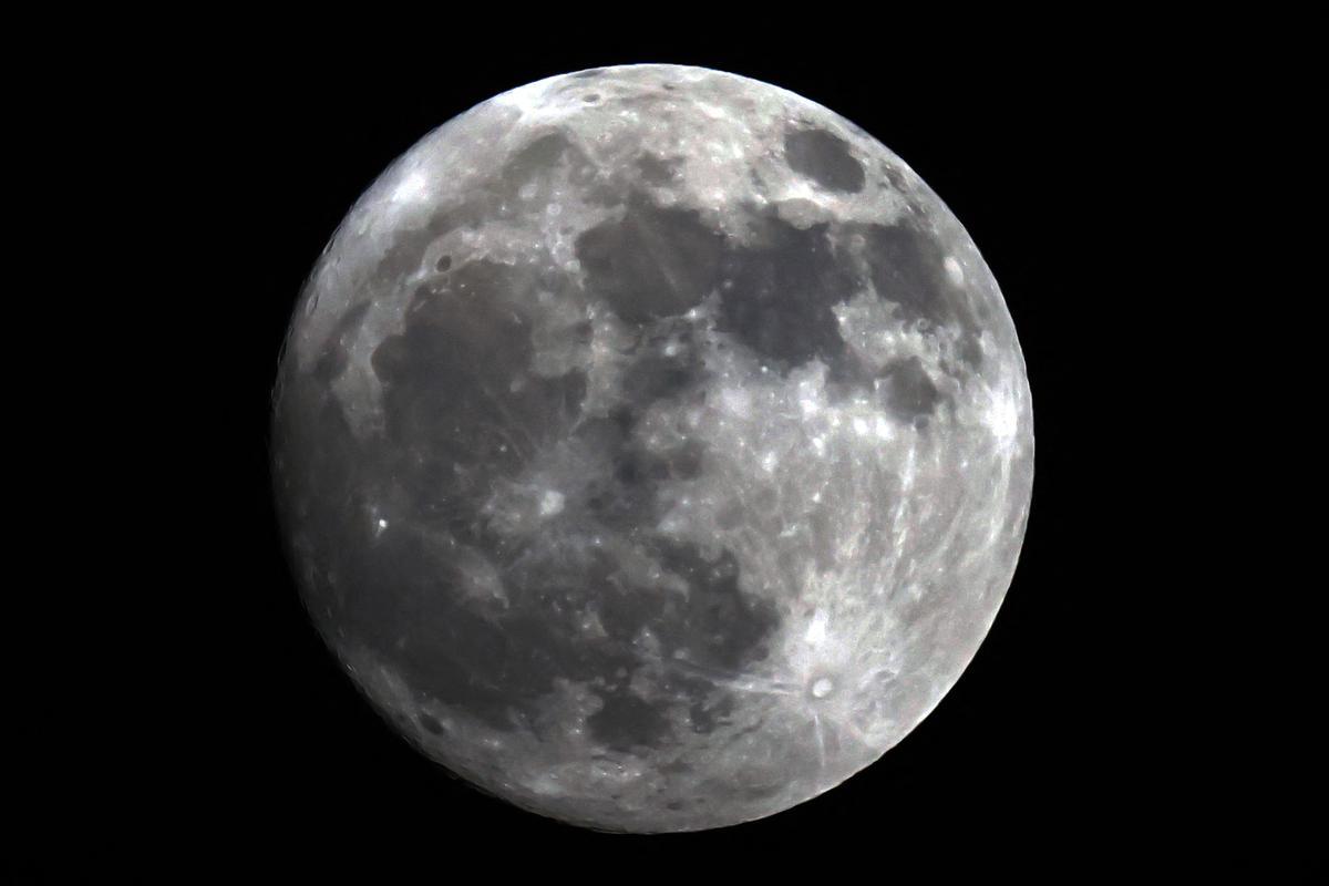 La Superluna de ciervo vista desde Kuwait.