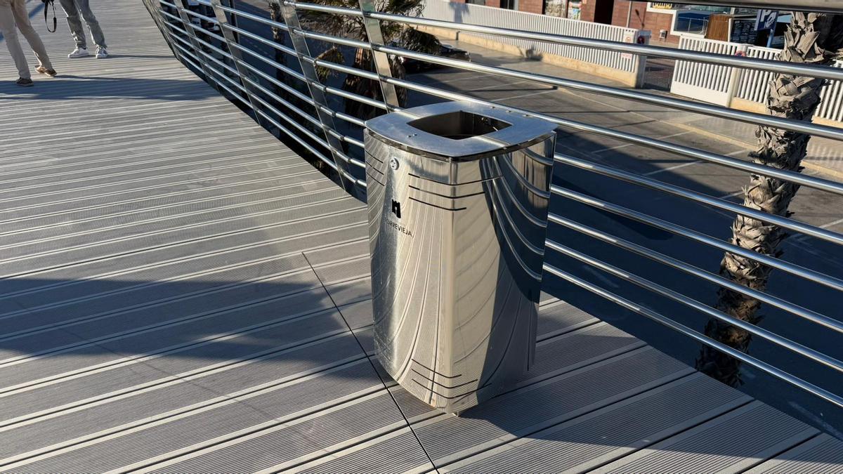 La obra ha renovado también en mobiliario. Papelera de acero inoxidable