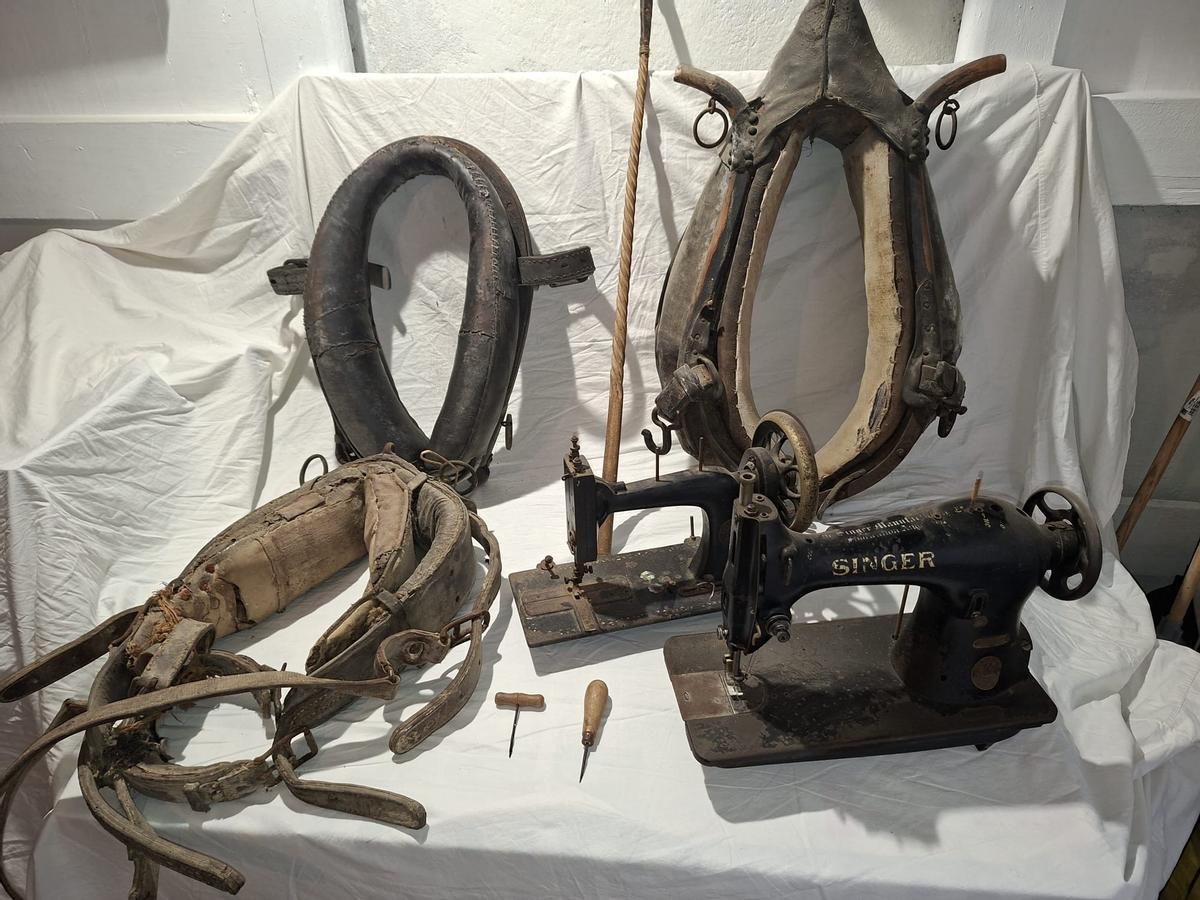Aparejos para caballos y la máquina de coser de la primera etapa de la empresa.