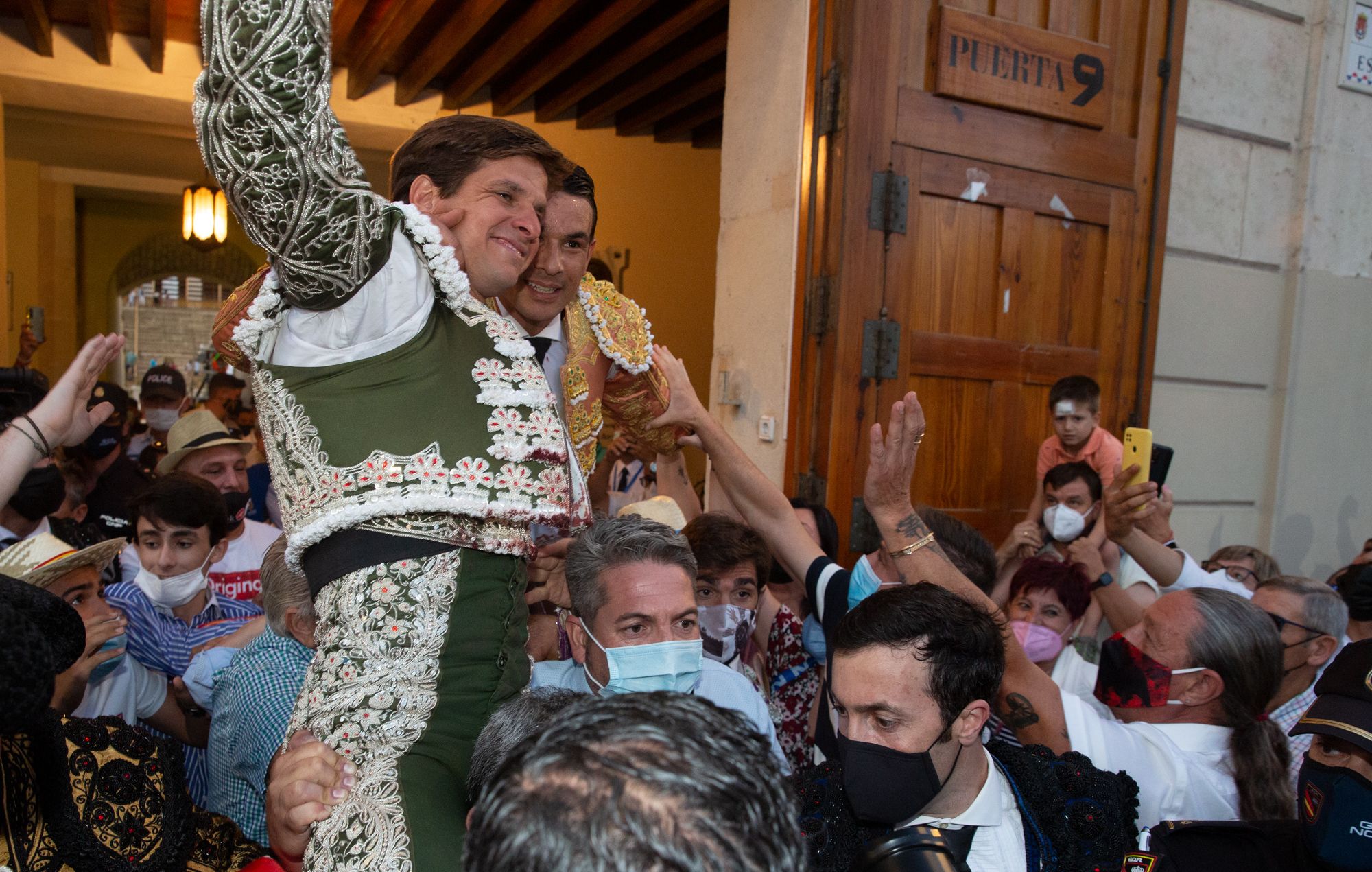 El Juli y Manzanares salen a hombros en la primera tarde de homenaje al maestro de Alicante