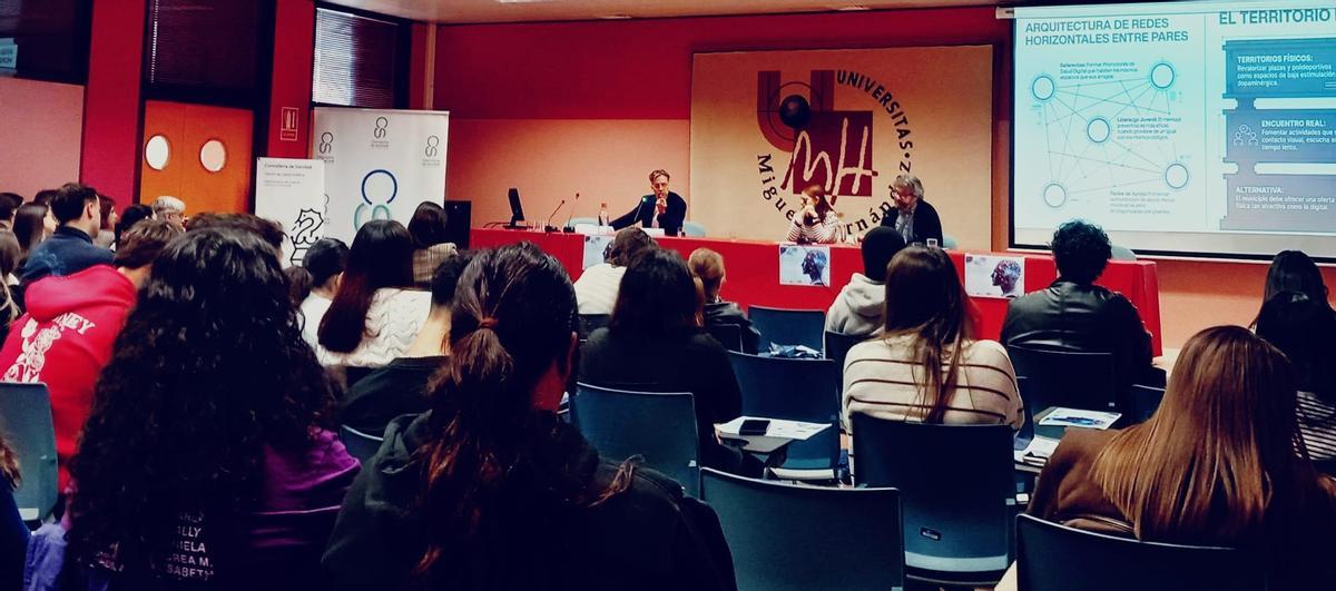 Una de las mesas de debate en el campus de las Salesas