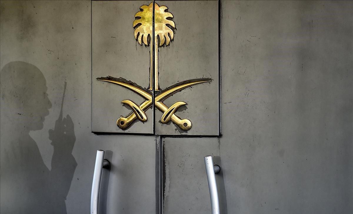 Sombra de un miembro de seguridad en el consulado de Arabia Saudí en Istambul donde el periodista Jamal Khashoggi fué estrangulado nada mas entrar.